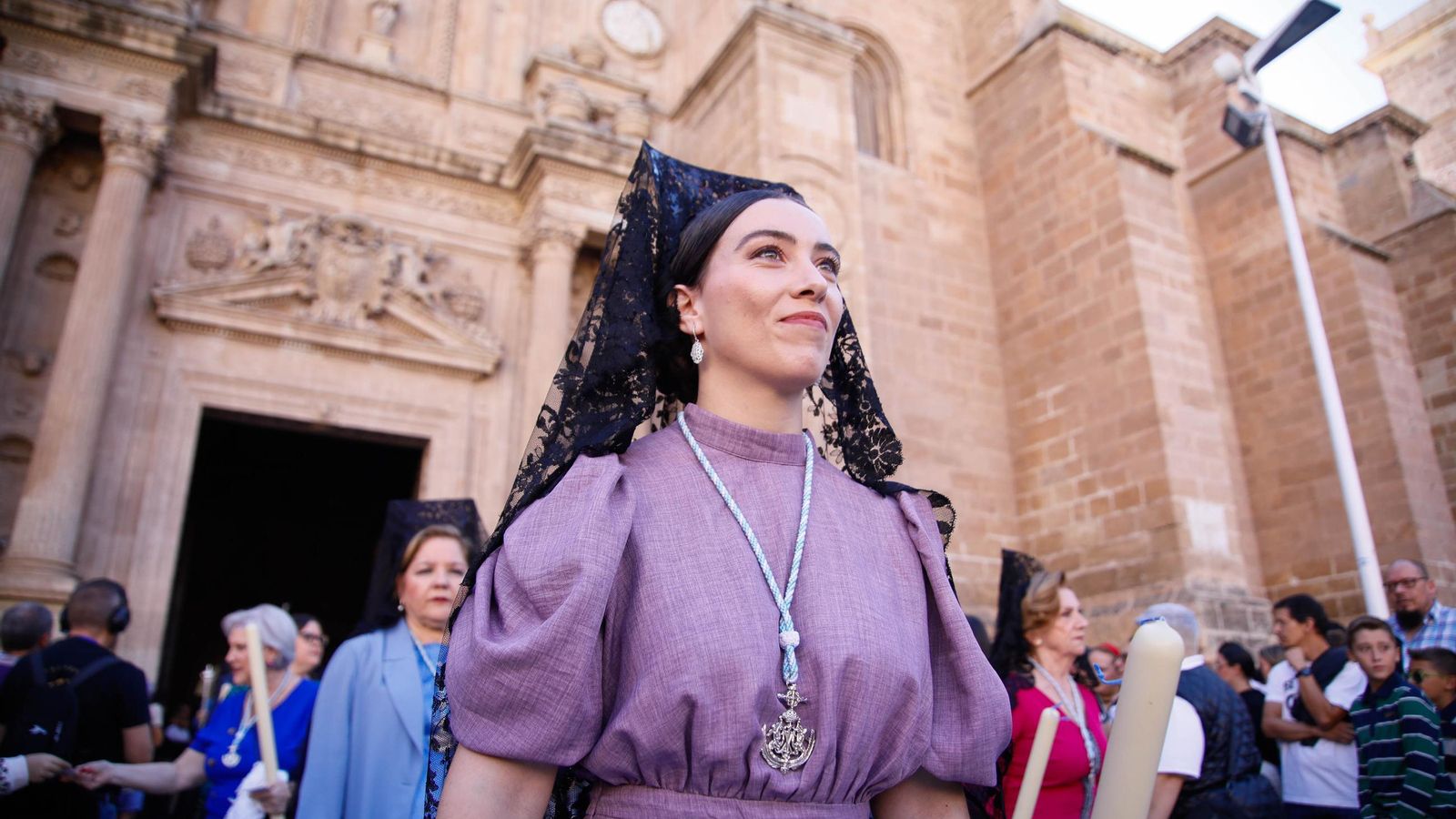 Vea la salida de la Hermandad de Los Ángeles de la Catedral de Almería