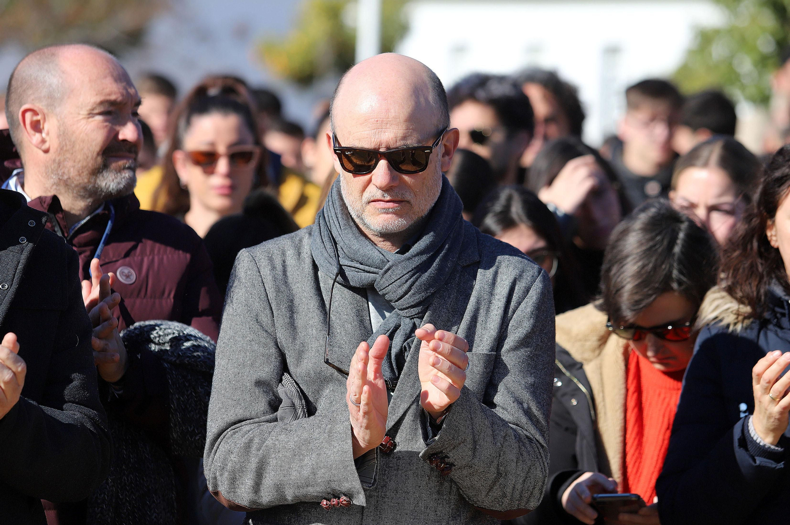 Imágenes del minuto de silencio guardado en la Universidad de Huelva en memoria de los estudiantes fallecidos en el incendio