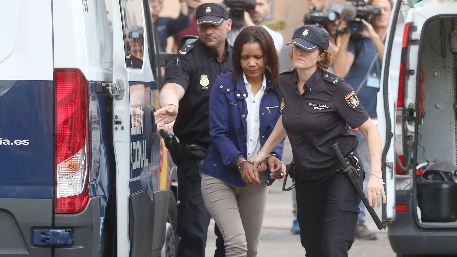 Ana Julia Quezada llega escoltada por agentes de la UPRde la Policía Nacional a la Audiencia Provincial de Almería, donde ha declarado este martes.