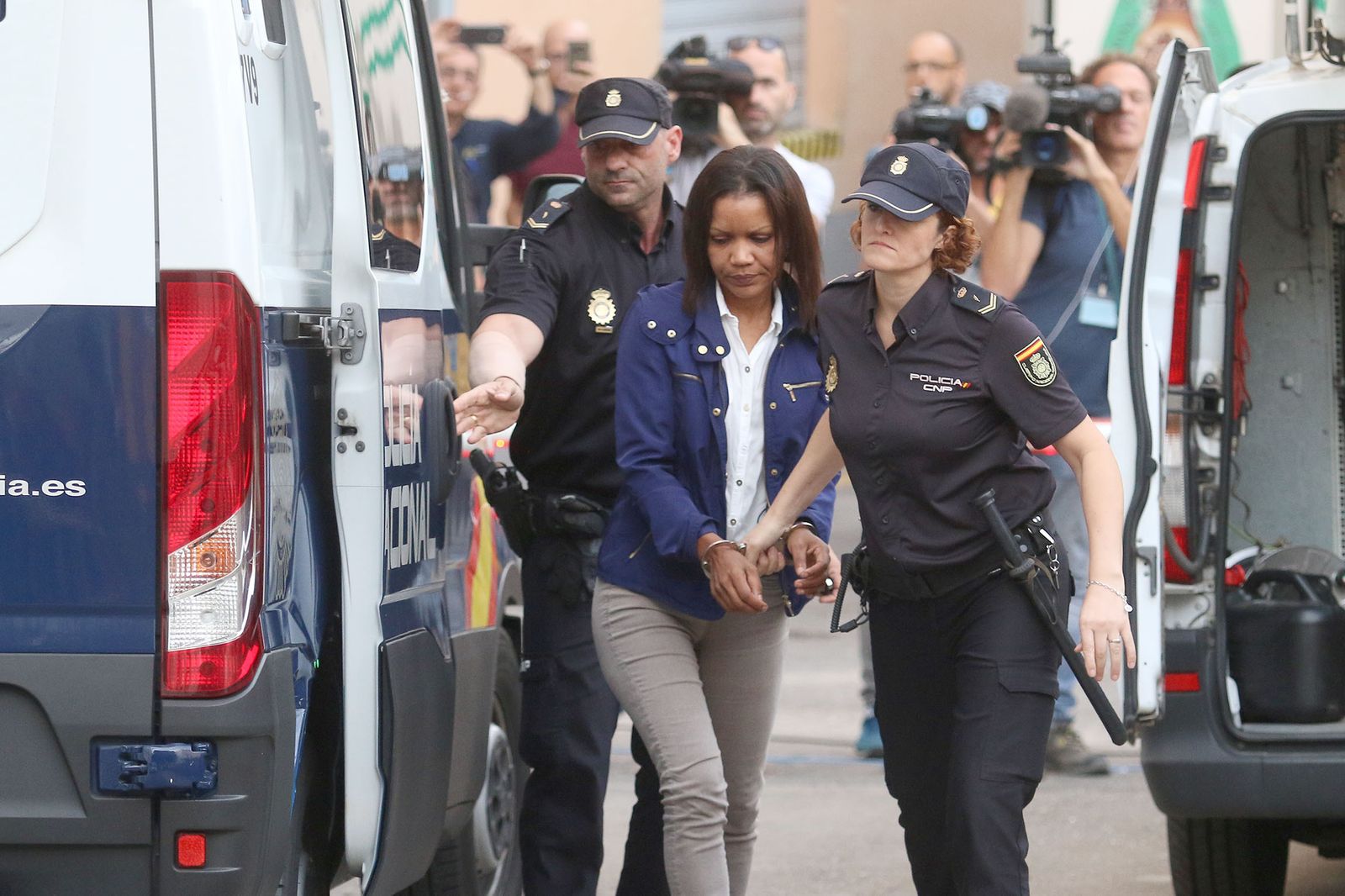 Ana Julia Quezada llega escoltada por agentes de la UPRde la Policía Nacional a la Audiencia Provincial de Almería, donde ha declarado este martes.