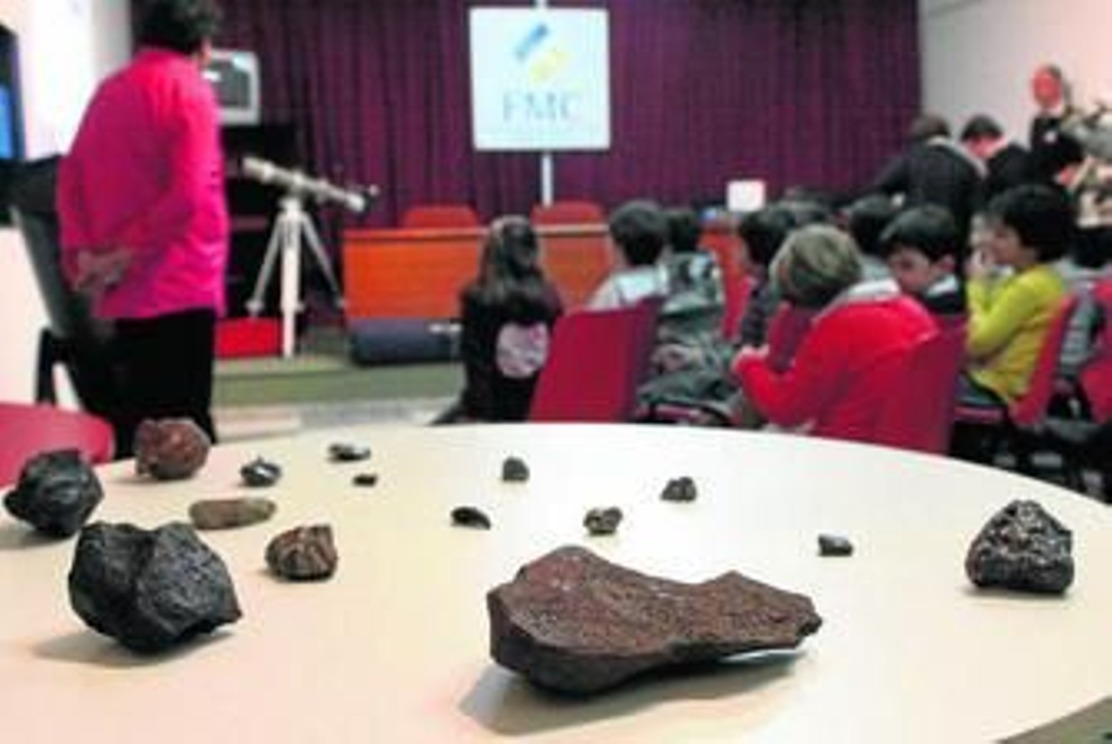Imagen de una charla sobre astronomía ofrecida por Luz Cero.