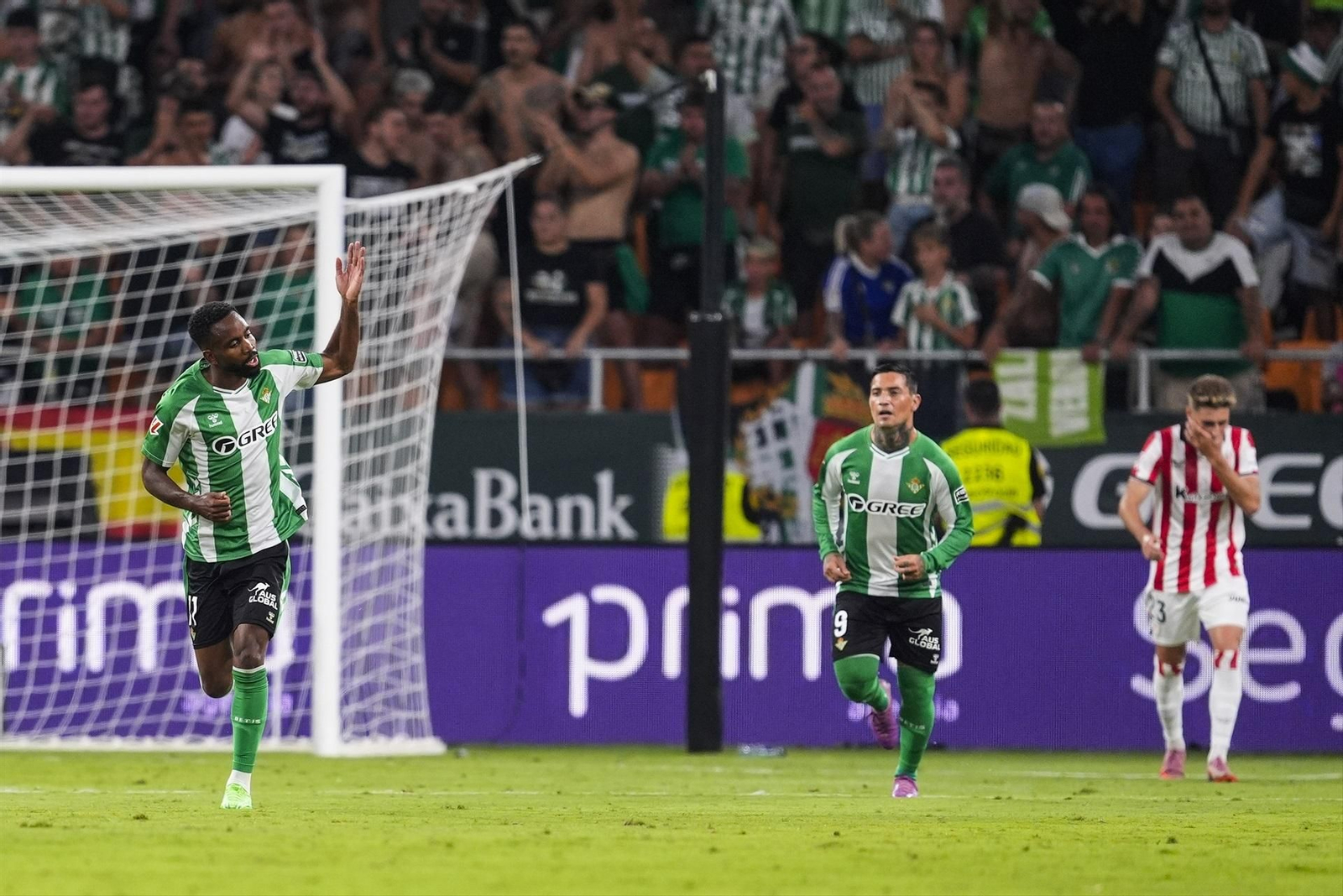 Bakambu anima a sus compañeros para buscar el empate mientras celebra su gol.