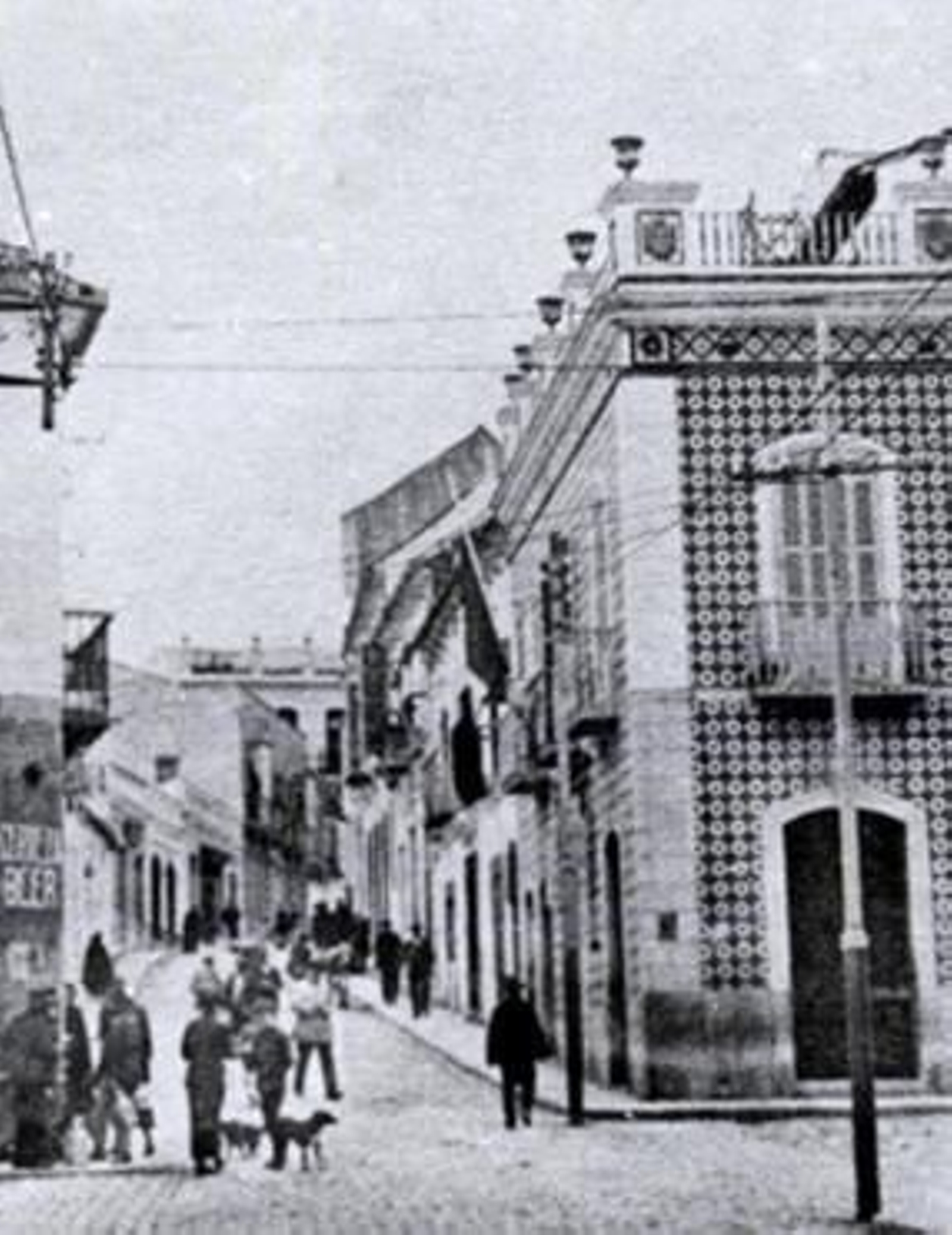 A la derecha, la esquina donde se instaló la tienda El Escudo de Madrid y a la izquierda, la esquina de la Cervecería Universal. Al fondo, la calle Prim.