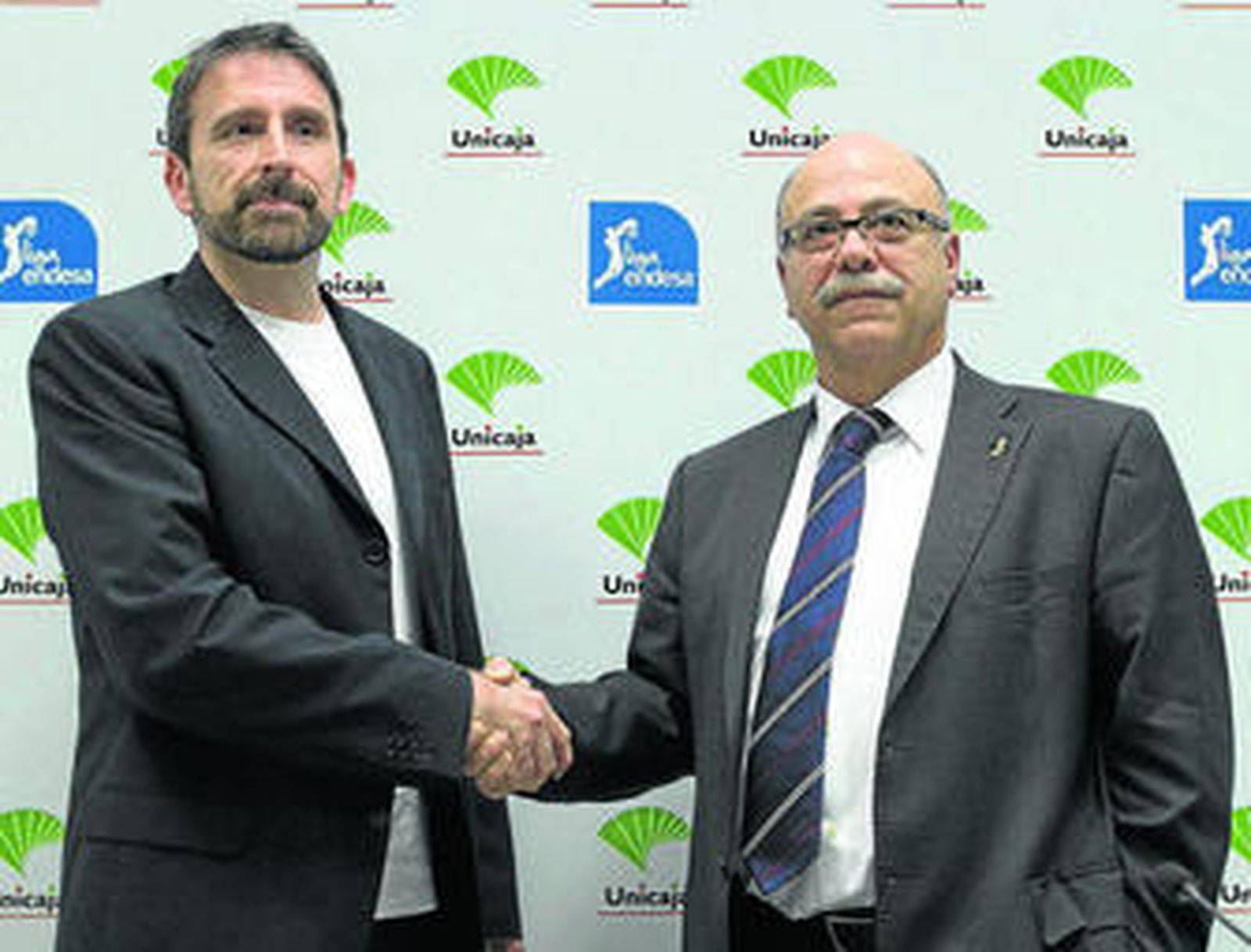 Joan Plaza estrecha la mano de Eduardo García, presidente del Unicaja.