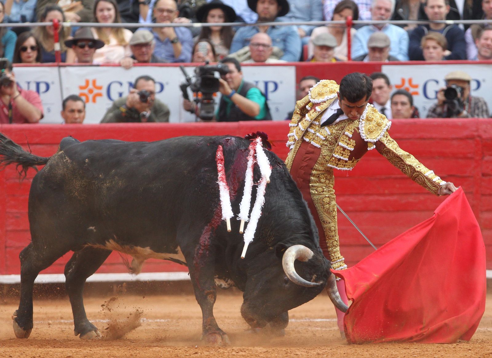 El triunfador de la tarde, Joselito Adame, en un natural al toro ‘Agradecido’..
