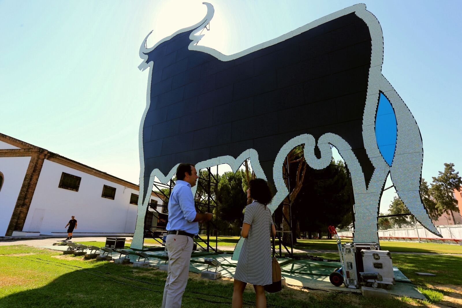 El toro de Osborne hecho de vidrio en la bodega El Tiro Osborne.