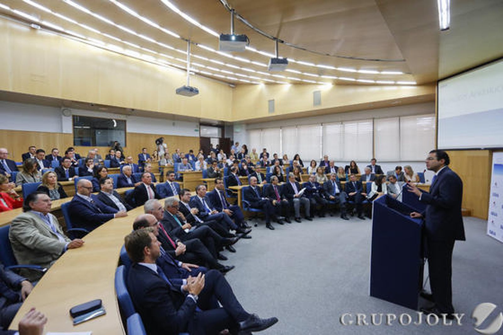 El economista jefe para España de BBVA Research, Miguel Cardoso, durante su exposición en la sede en Málaga del Instituto Internacional San Telmo.  / J. Albiñana
