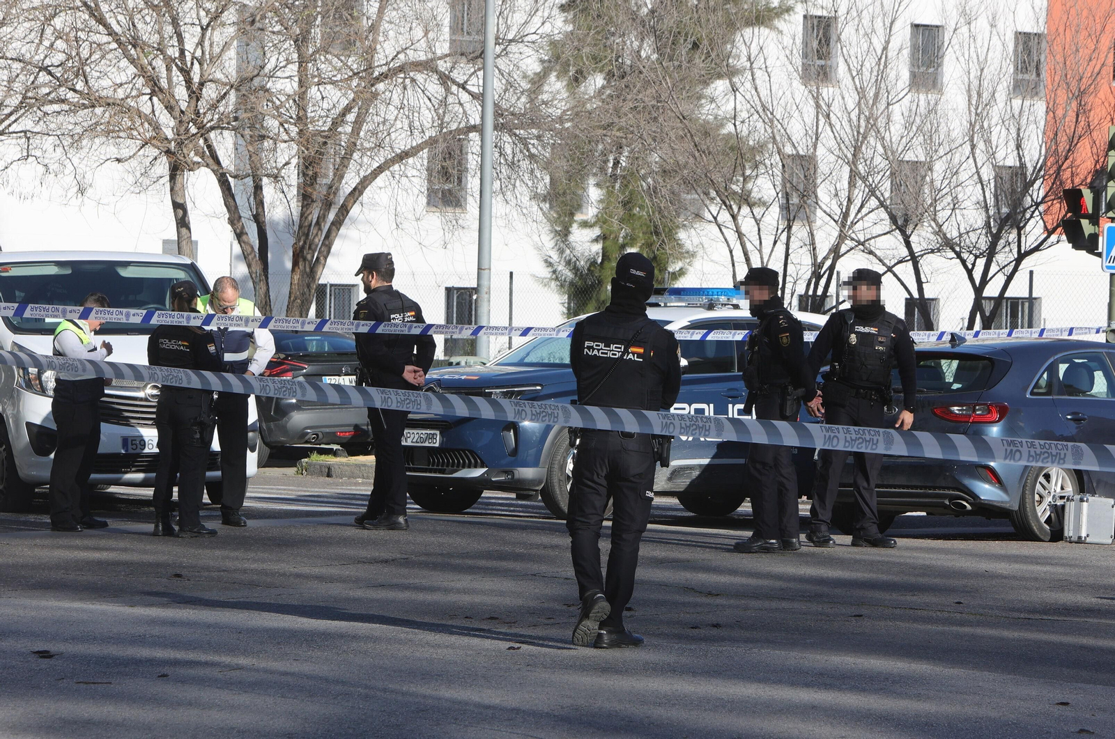 Cinco de los policías que se desplegaron este domingo en la avenida de las Villas de Cuba.