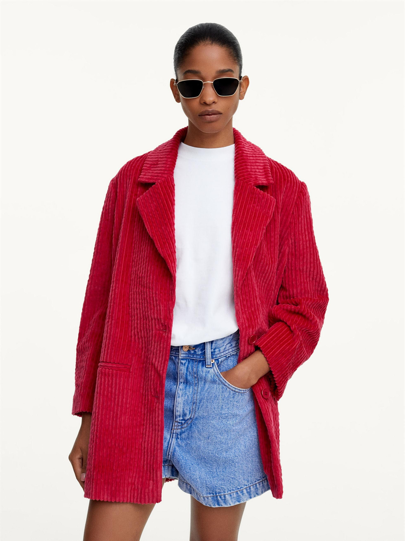 Chaqueta de pana roja de Parfois.