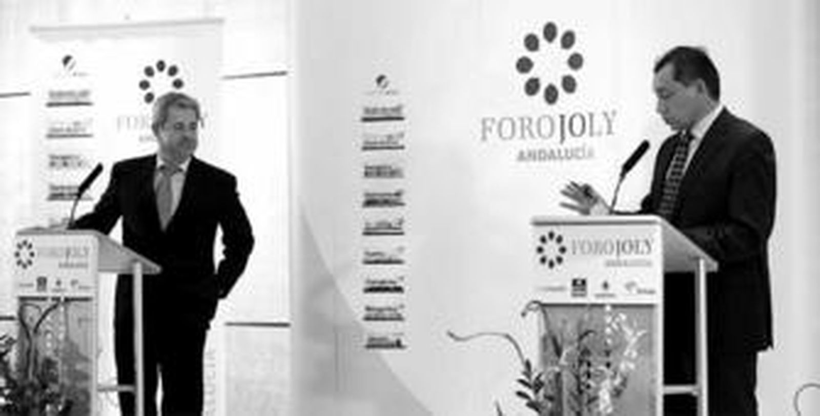 El consejero de Innovación, Ciencia y Empresa, Francisco Vallejo, responde a las preguntas formuladas por Antonio Méndez, director de 'Málaga hoy'.