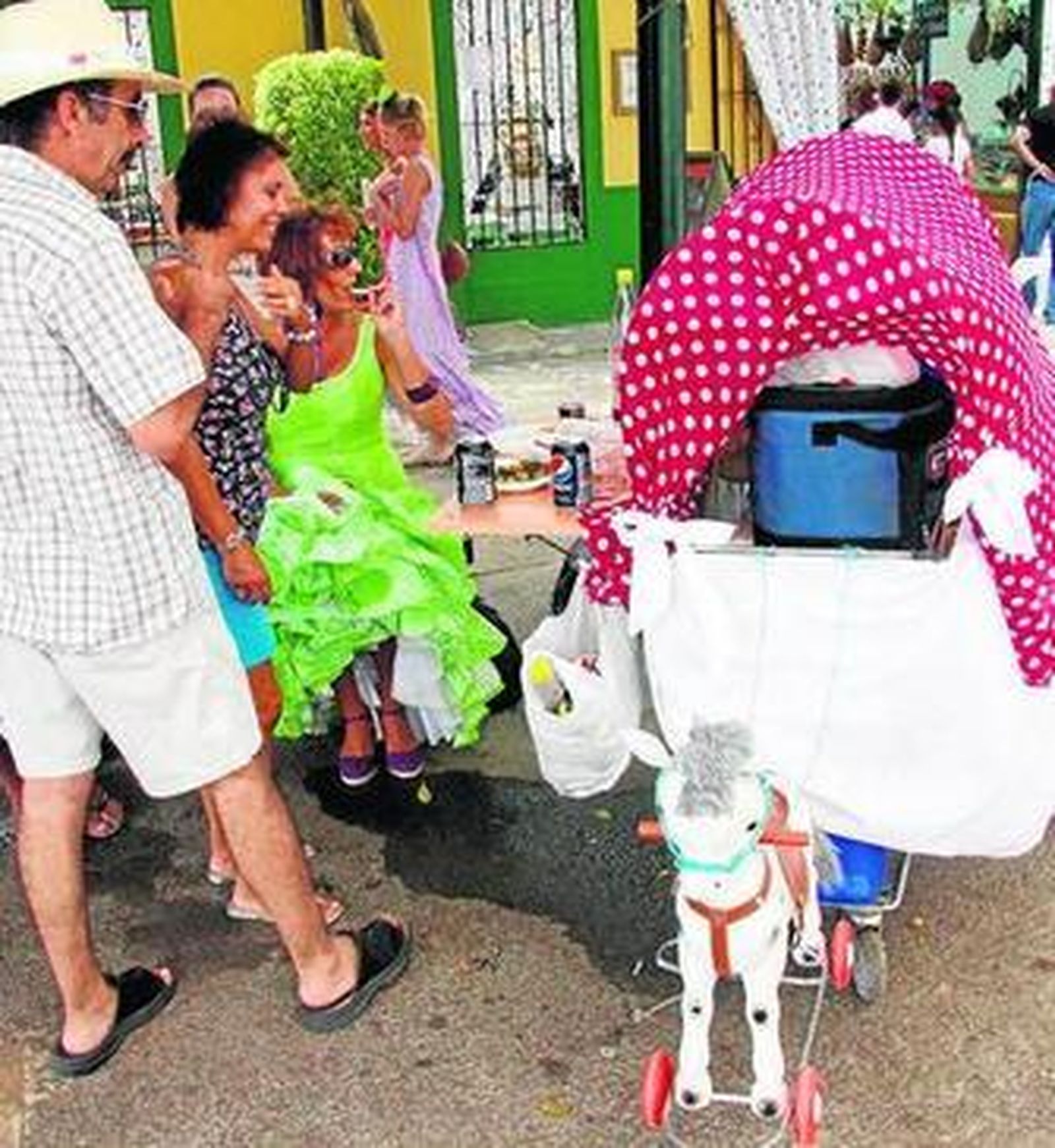 Una familia se lleva la comida de casa al Real.