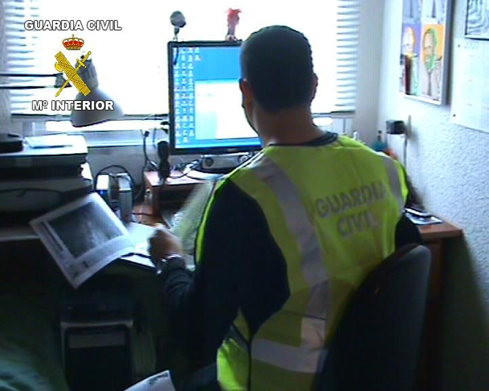 Un agente de la Guardia Civil investiga un delito informático en una imagen de archivo. Un agente de la Guardia Civil investiga un delito informático en una imagen de archivo.