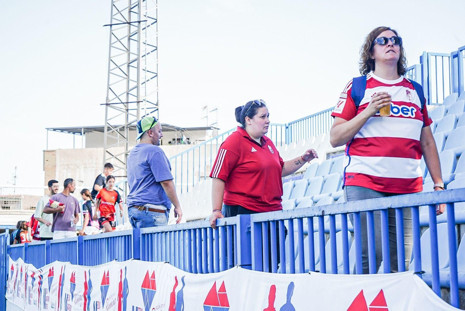 Encuéntrate en la grada del Escribano Castilla en el partido del Granada CF