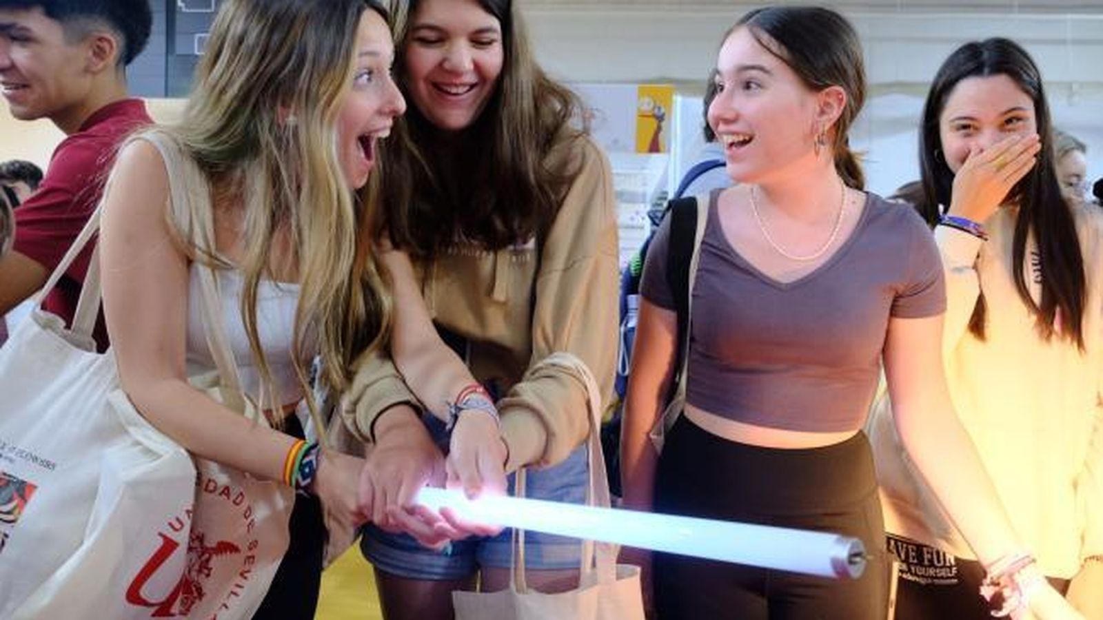 Unas estudiantes en algunos de los expositores.