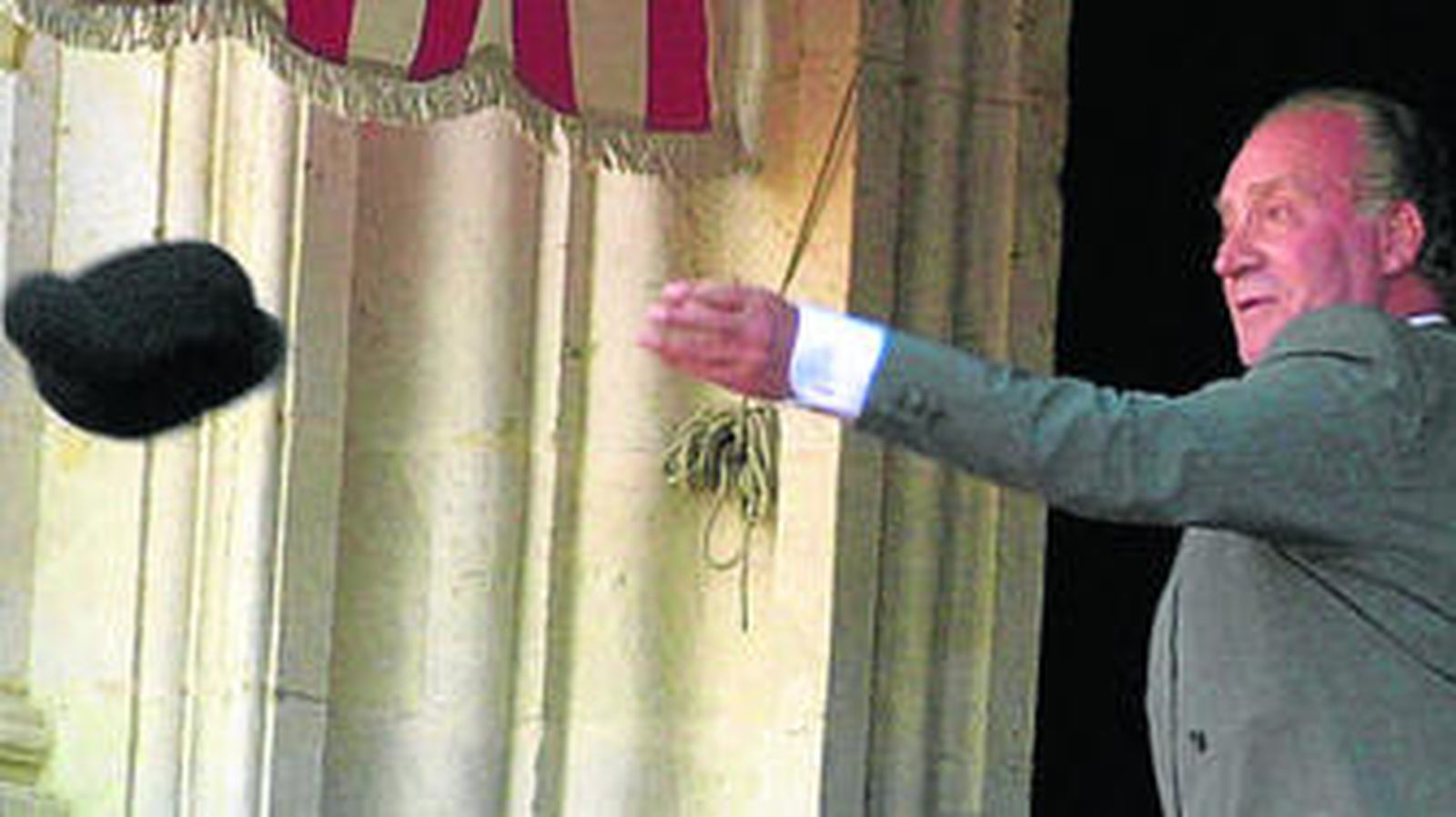 El Rey devuelve una montera tras un brindis en el palco real de la Maestranza de Sevilla.