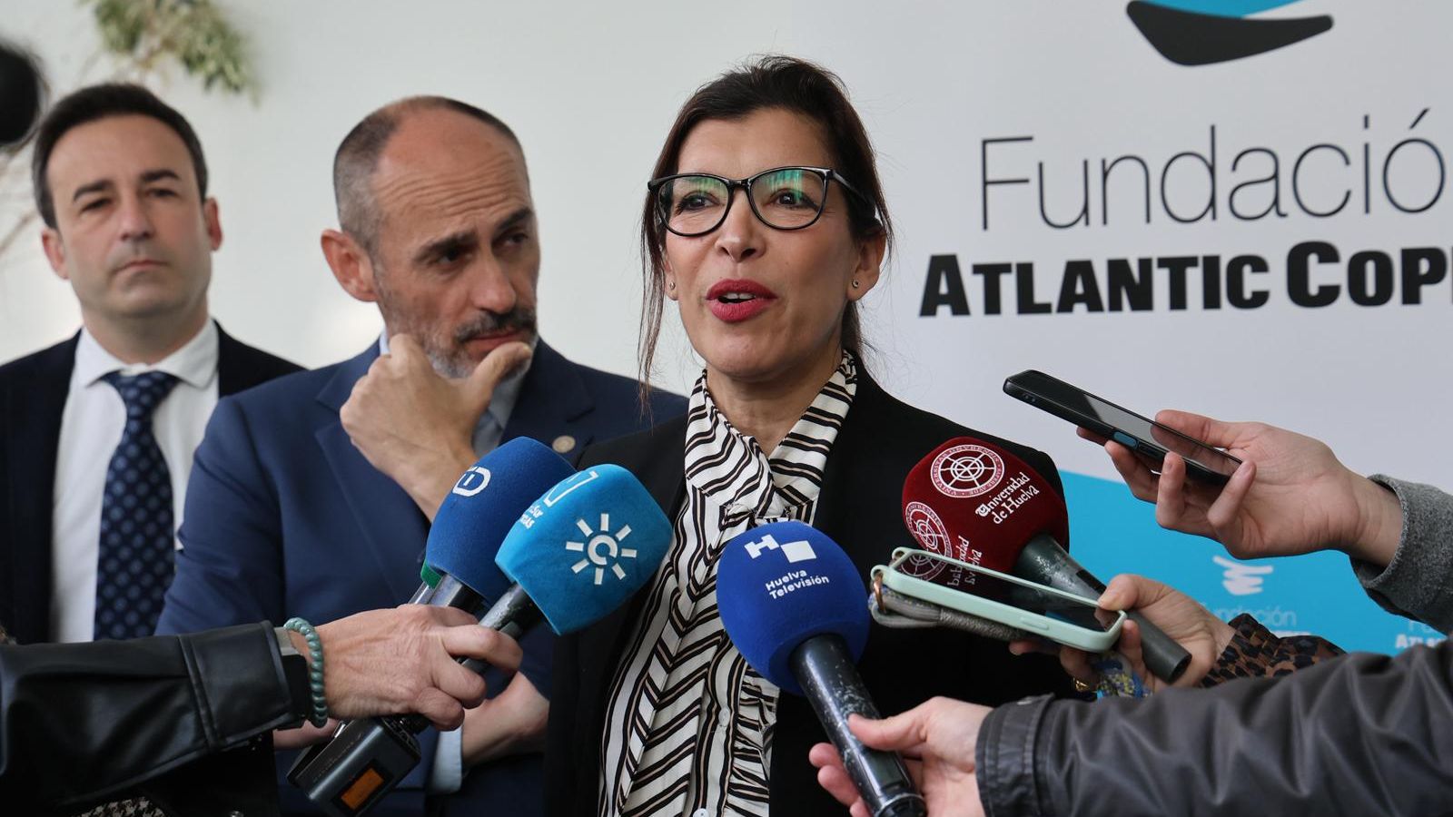 Ángeles Sánchez Cueca, la directora de la Fundación Atlantic Copper, junto a José Rodríguez Quintero, rector de la UHU y Carlos Soriano, el delegado de Desarrollo Educativo y FP.