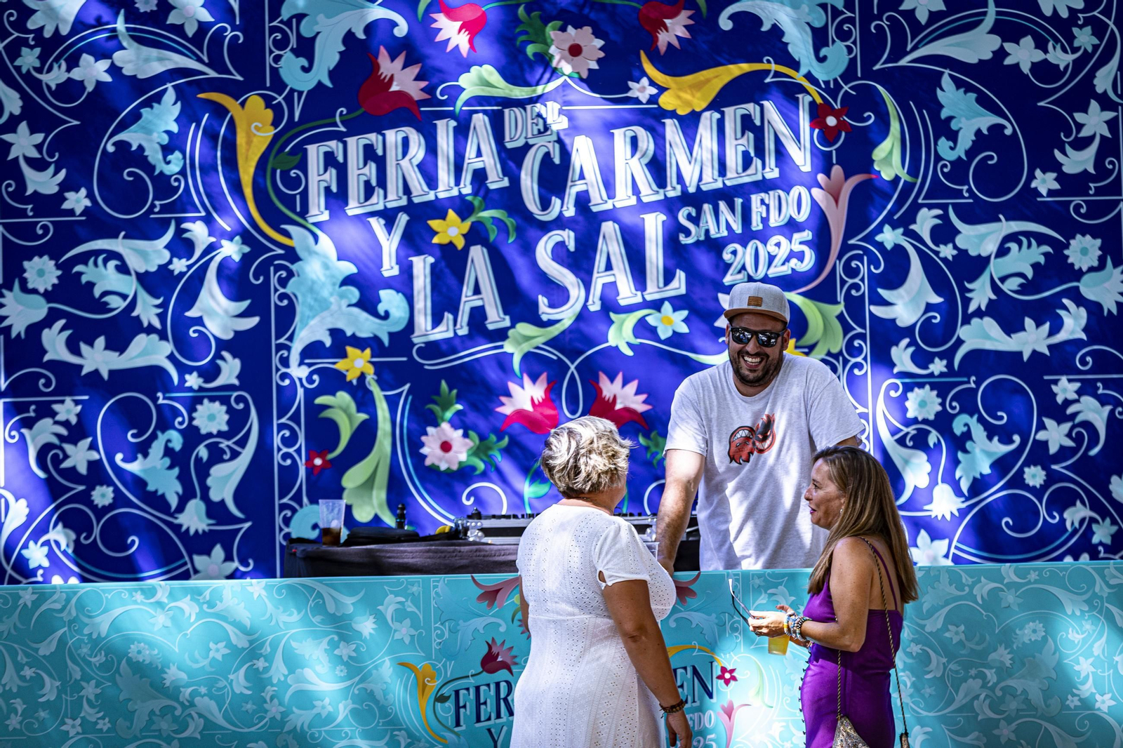 Búscate en las imágenes del Día de la Mujer de la Feria del Carmen y de la Sal de San Fernando
