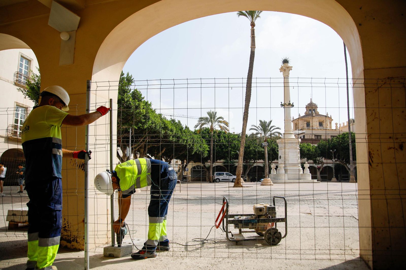 Las imágenes del inicio de las obras en la Plaza Vieja de Almería