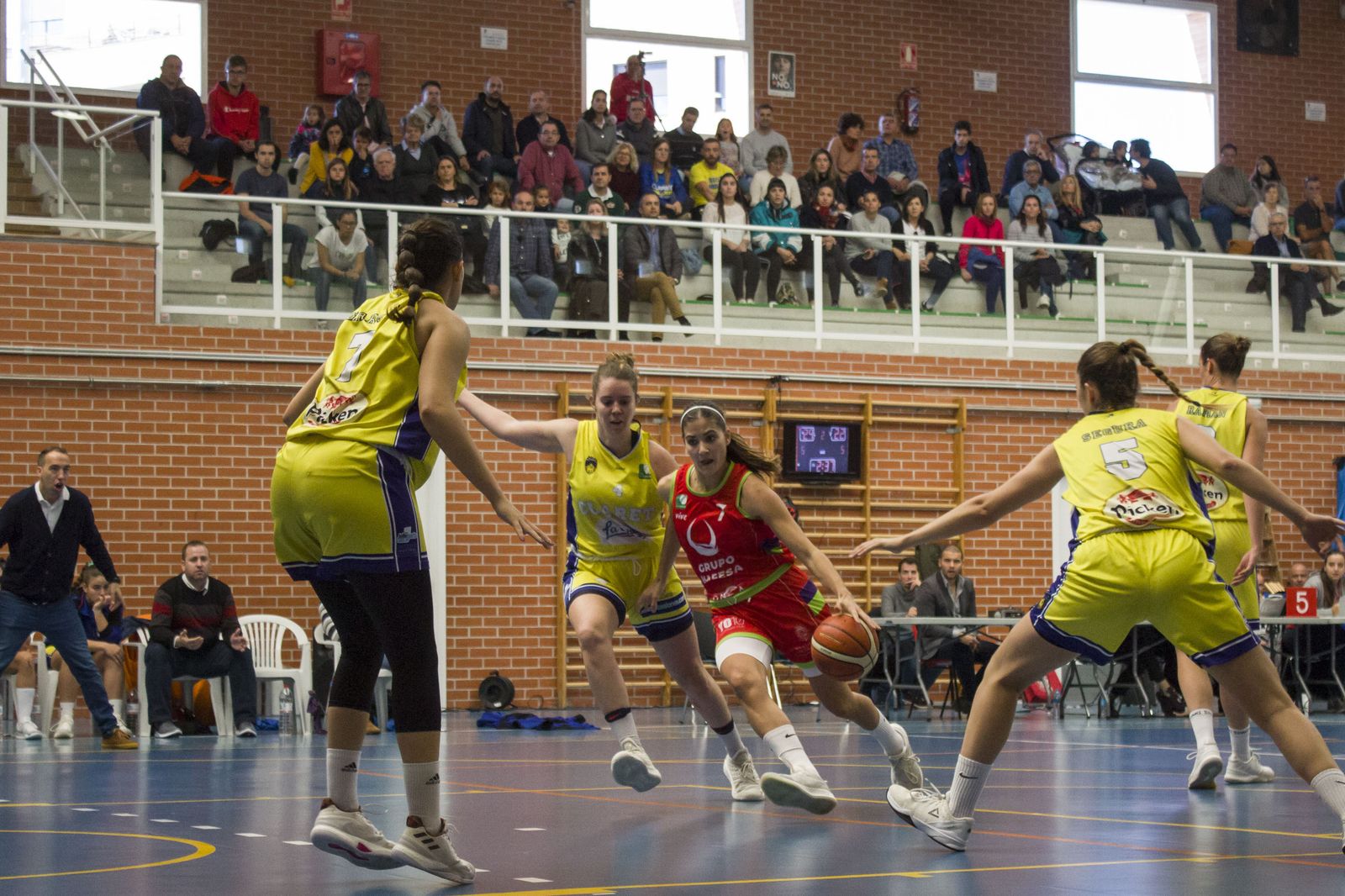 Laura Arrojo, que se lesionó en el tramo final del partido, penetra en la zona del conjunto valenciano.