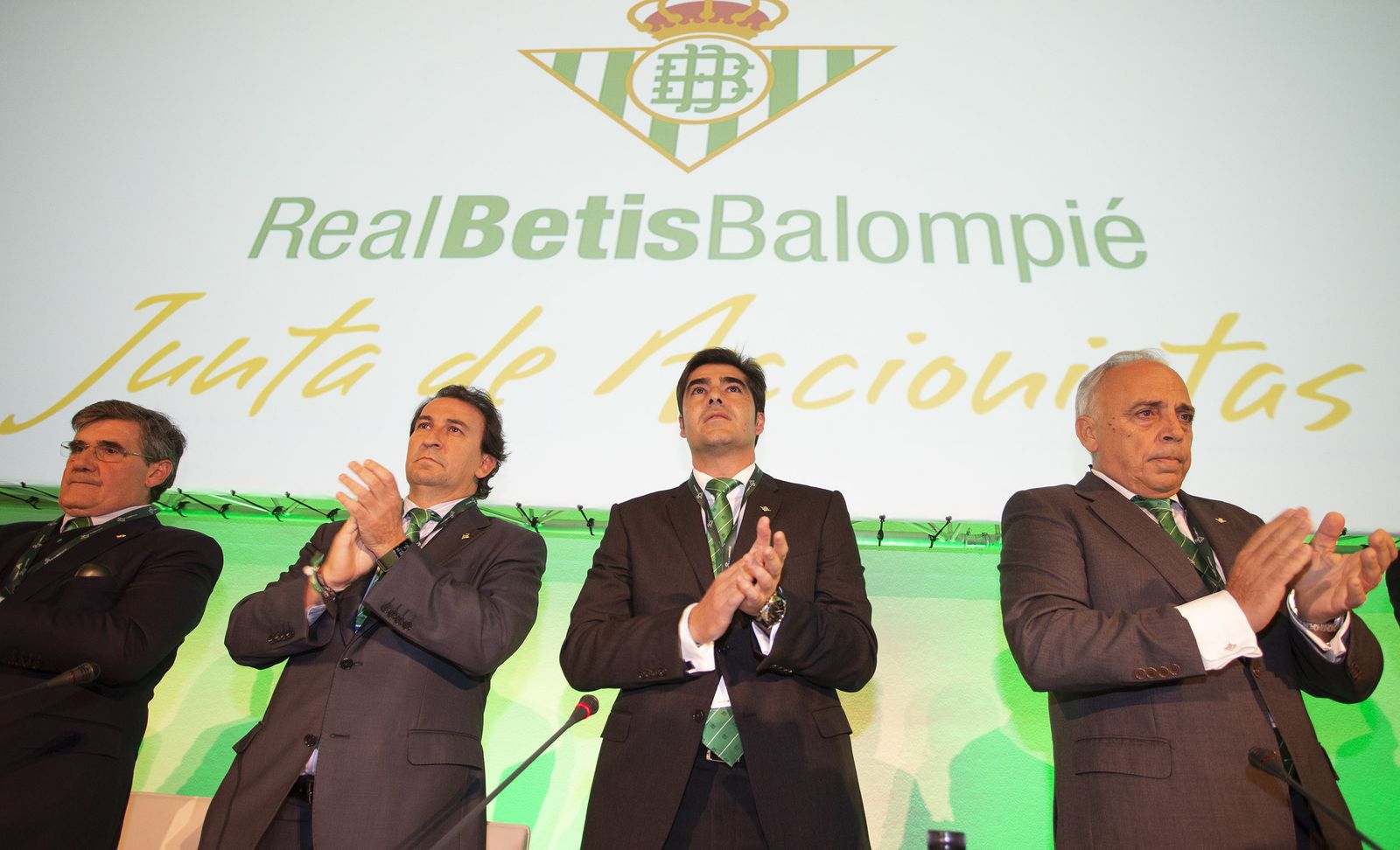 Carlos González de Castro, secretario del consejo del Betis, en una junta junto a Ángel Haro.