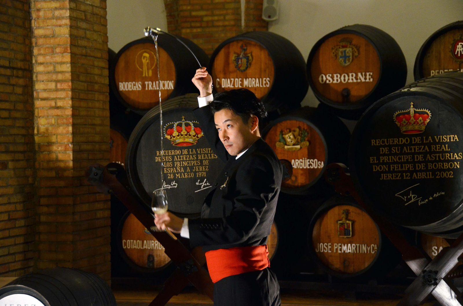 Uno de los ganadores del concurso de venenciadores de Japón demuestra su habilidad con la venencia en la bodega de San Ginés, sede del Consejo Regulador.