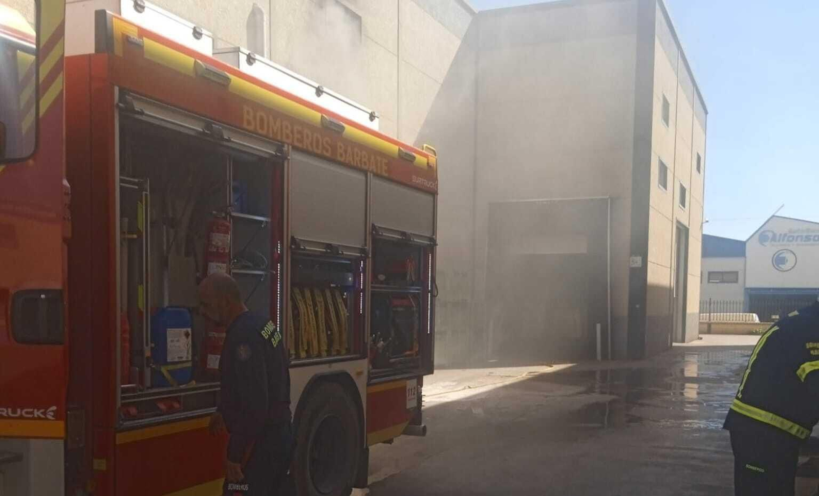 Una gran humareda salía de la fábrica de conservas.