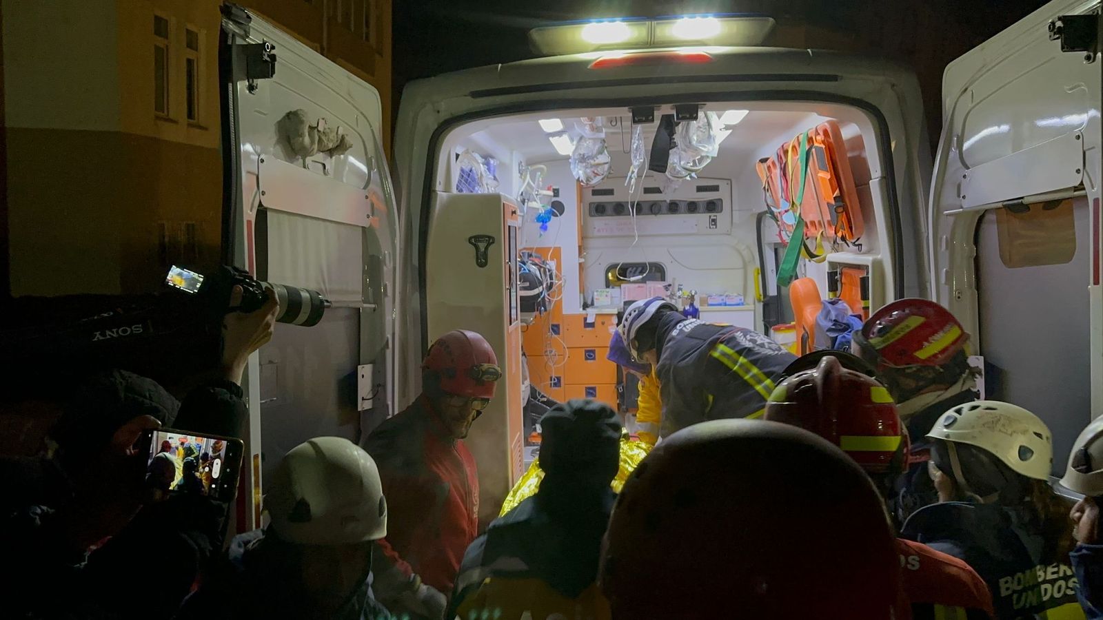 El rescate de una mujer con vida en el terremoto de Turquía por los bomberos de Huelva