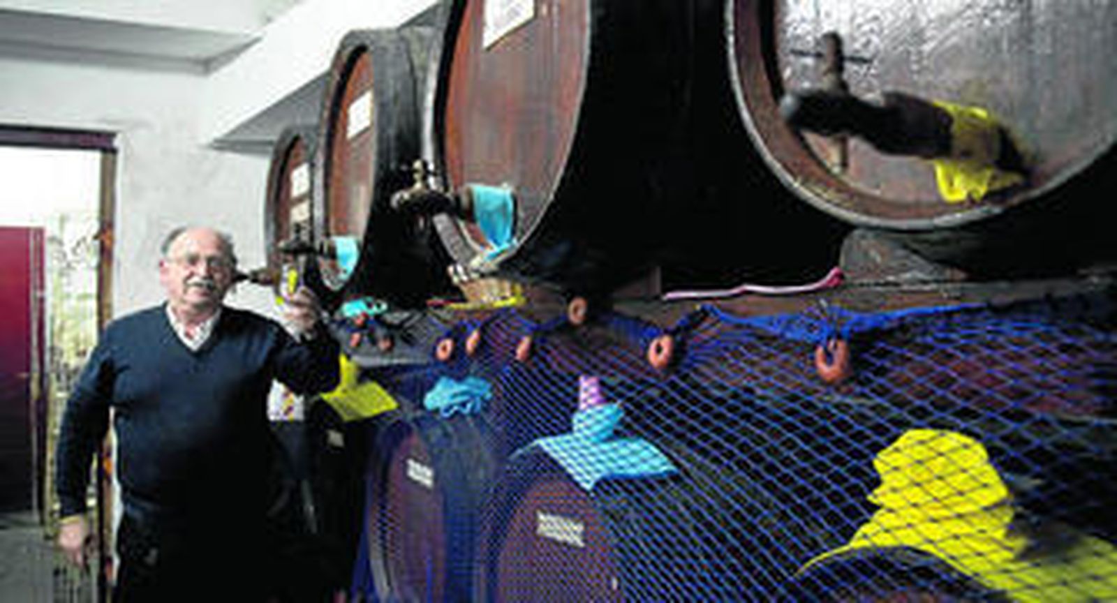 José López Rodríguez, Pepe de La Carbonera, ante la andana de botas de vino de Chiclana, Jerez y Chipiona.