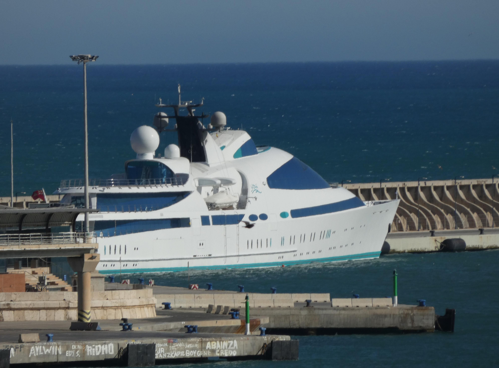 Super yate 'YAS' atracado este miércoles en el muelle de levante. Super yate 'YAS' atracado este miércoles en el muelle de levante.