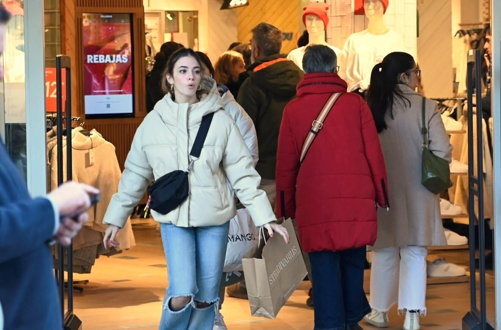 Las cordobeses se echan a la calle el primer día de las rebajas de invierno, en imágenes