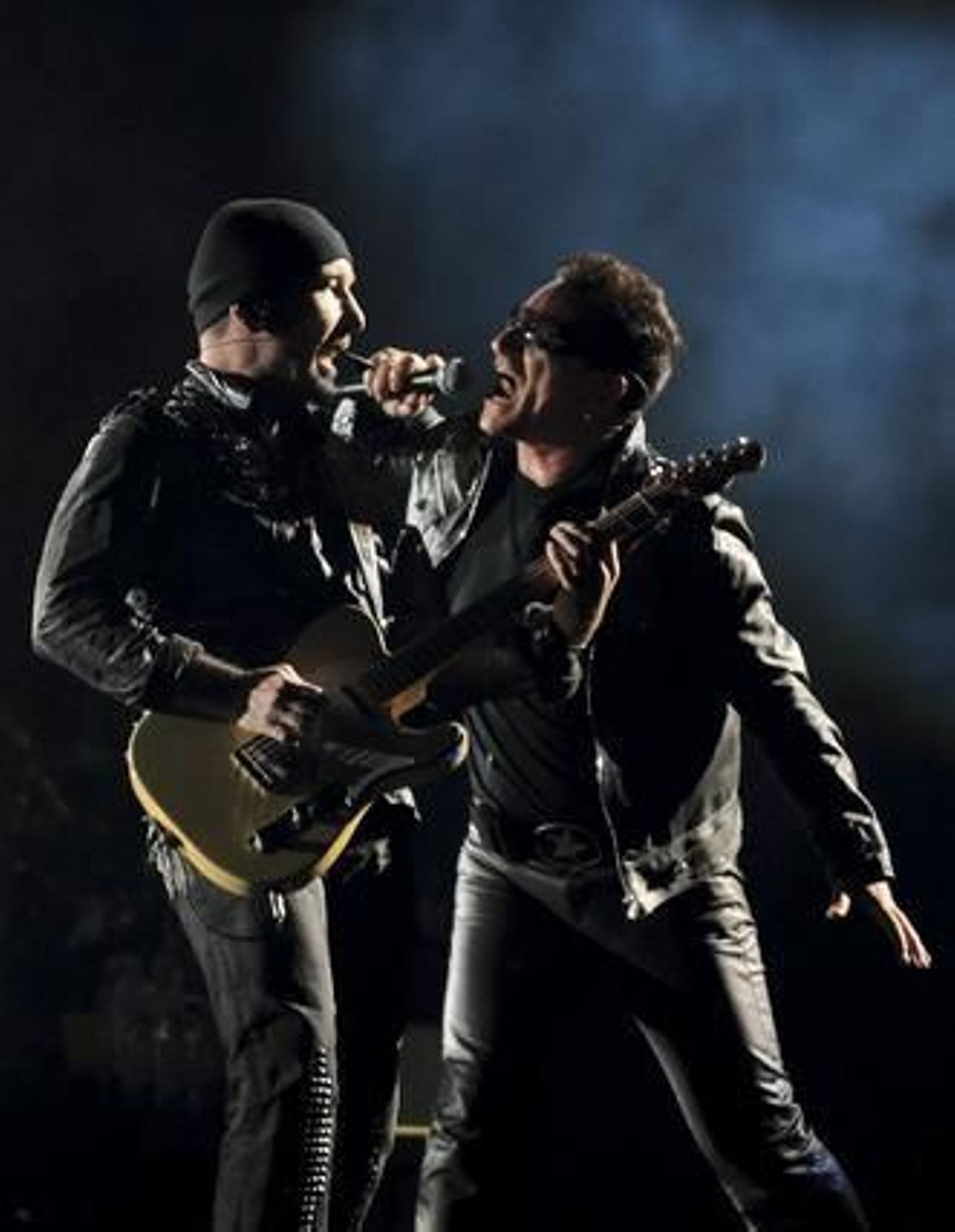 La banda irlandesa U2 convence a sus seguidores en San Sebastián. / EFE, AFP, Reuters