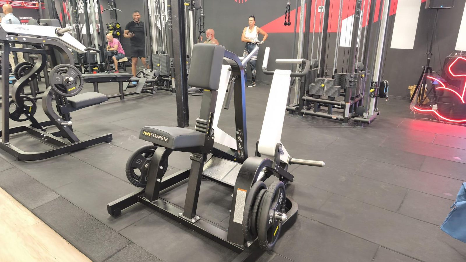 Parte del nuevo equipamiento del gimnasio Synergym de Los Guindos. Parte del nuevo equipamiento del gimnasio Synergym de Los Guindos.