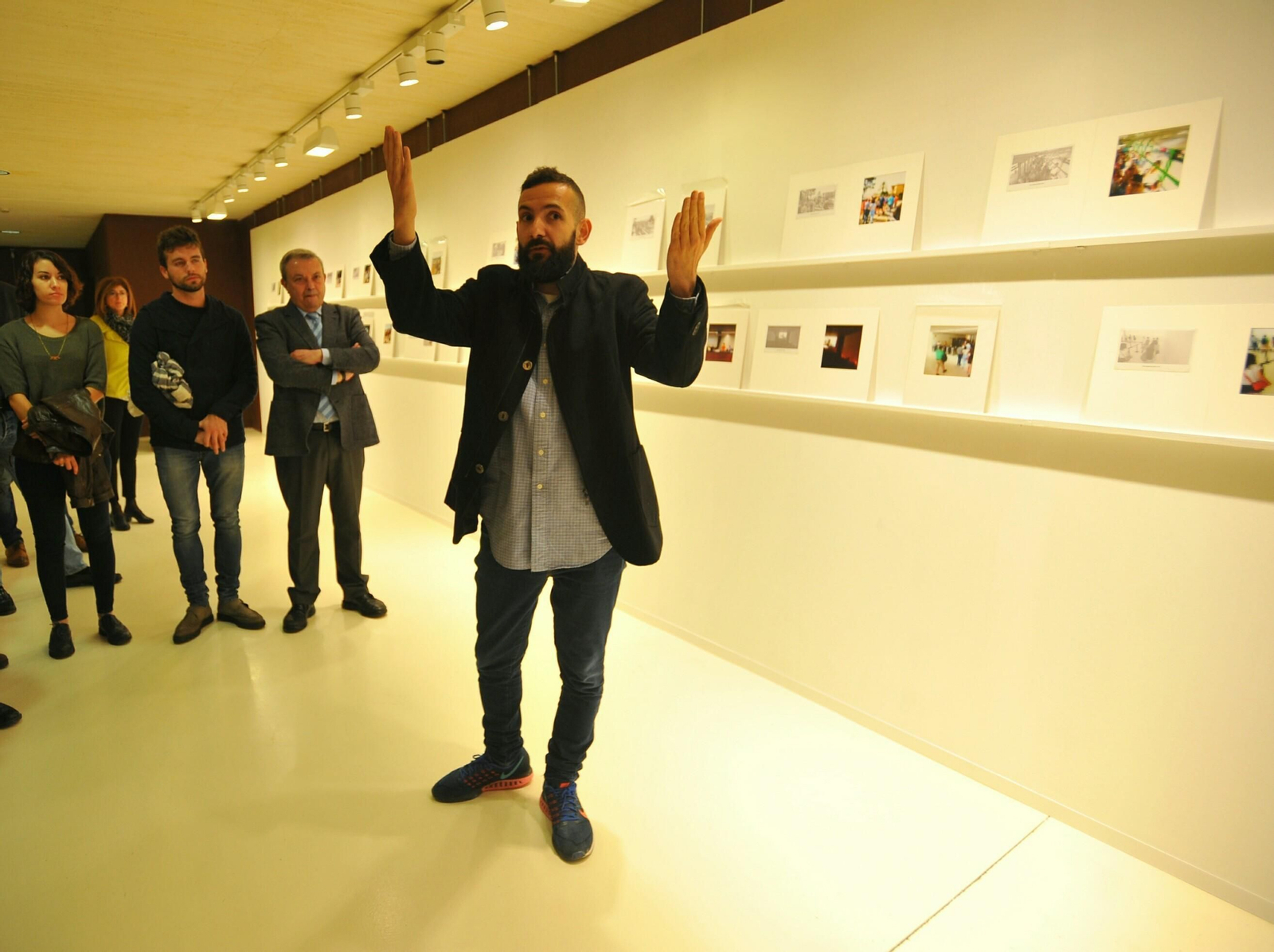 El ganador, en la inauguración de la muestra.