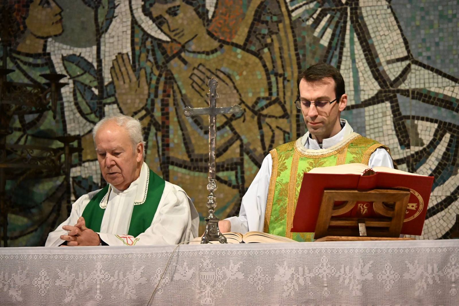 Las imágenes del homenaje de Villa del Río a su párroco emérito, Manuel Tirado Fernández