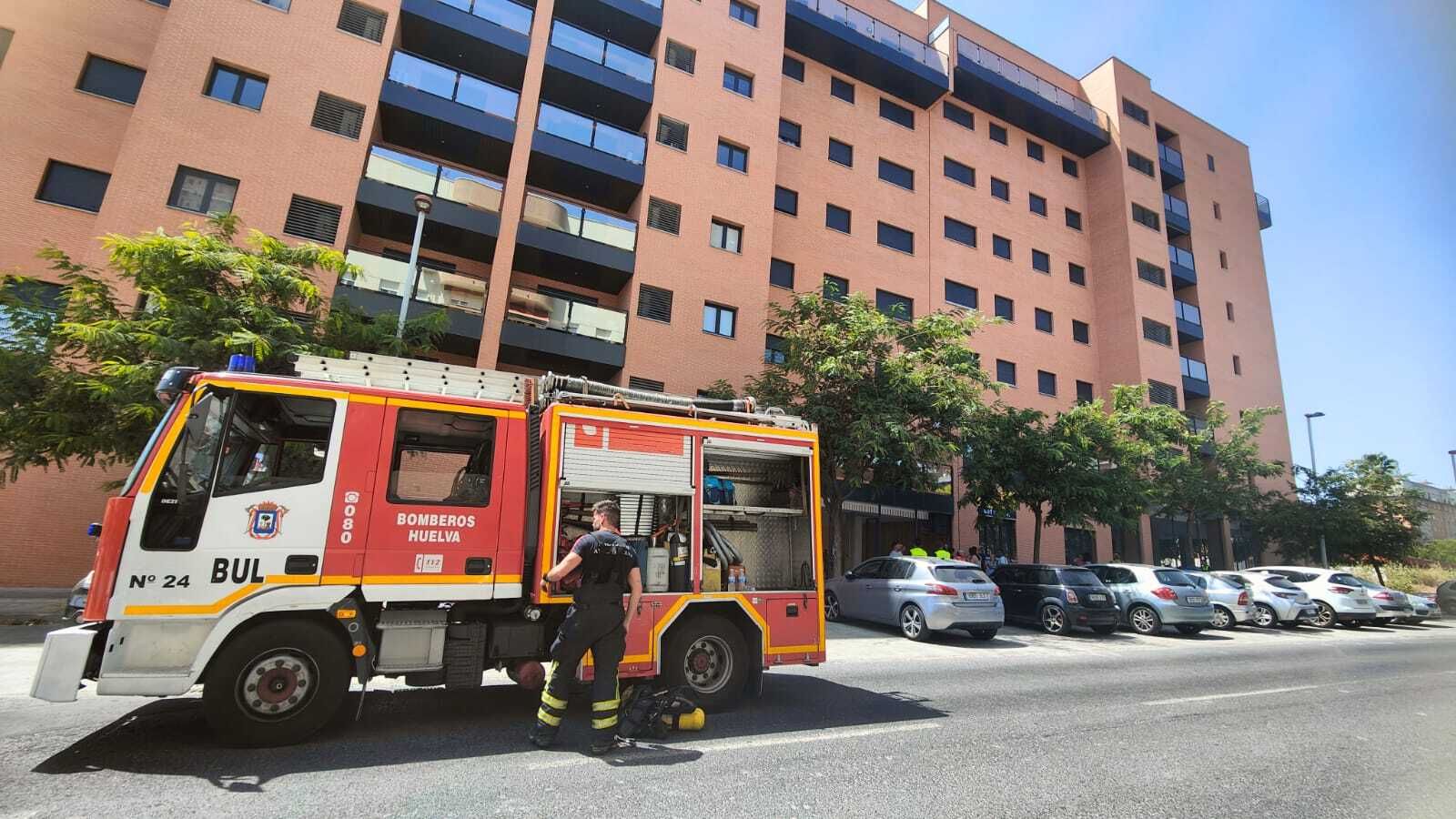 Los bomberos en el bloque de viviendas donde se ha producido el incendio.