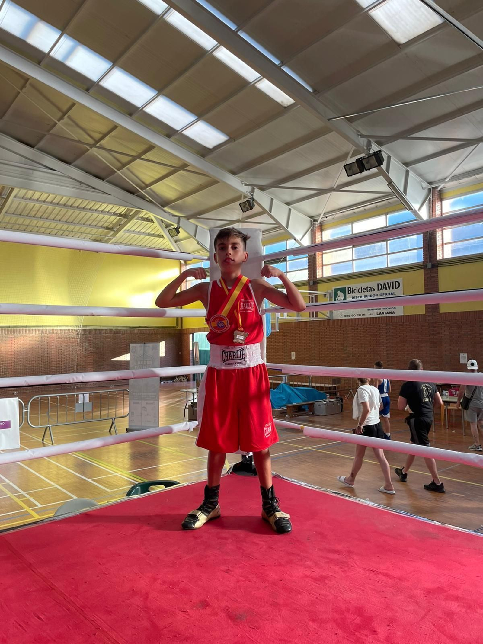 El pequeño Tristán con su medalla de oro