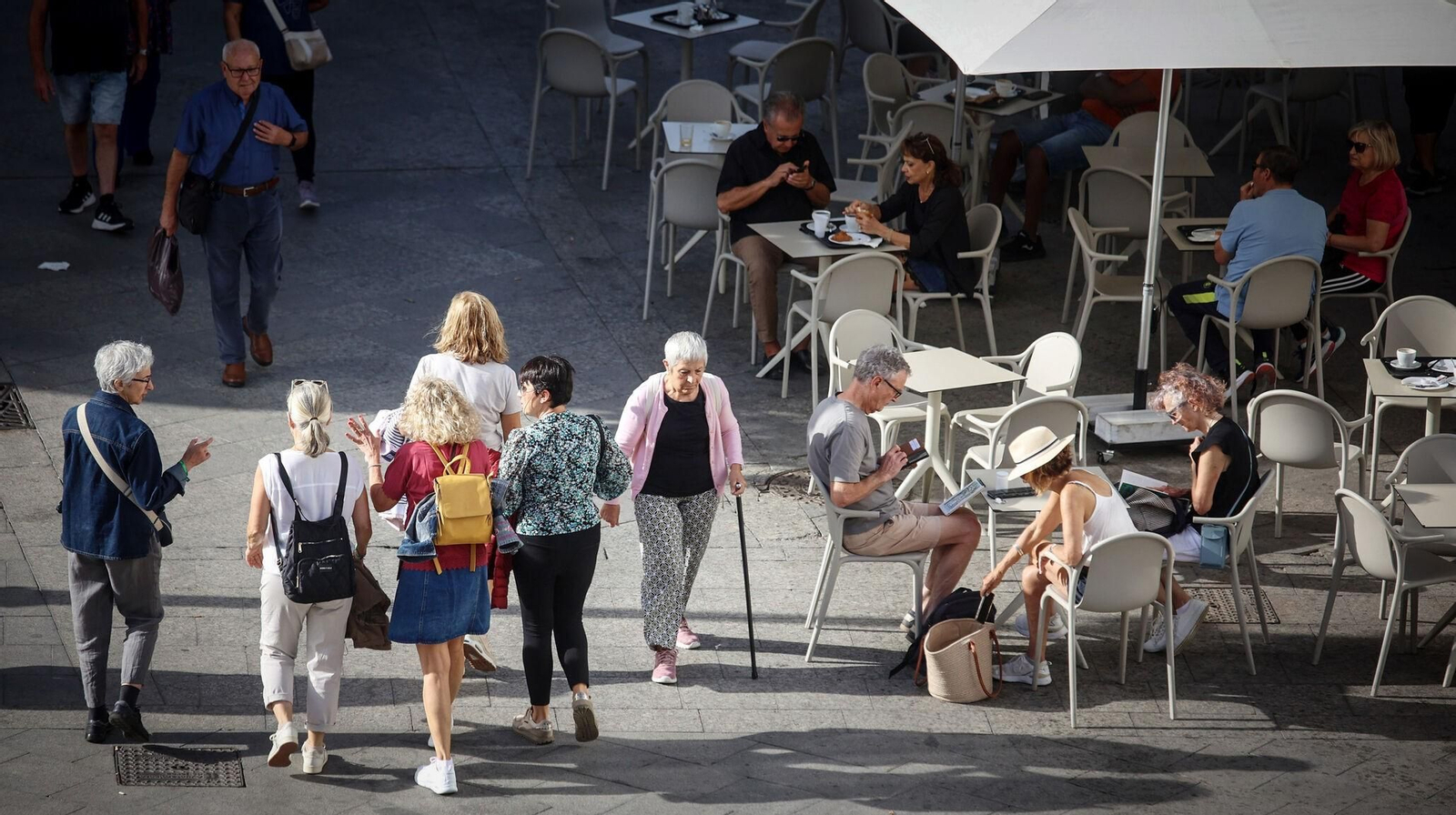 Un grupo de turistas, paseando por Jerez.