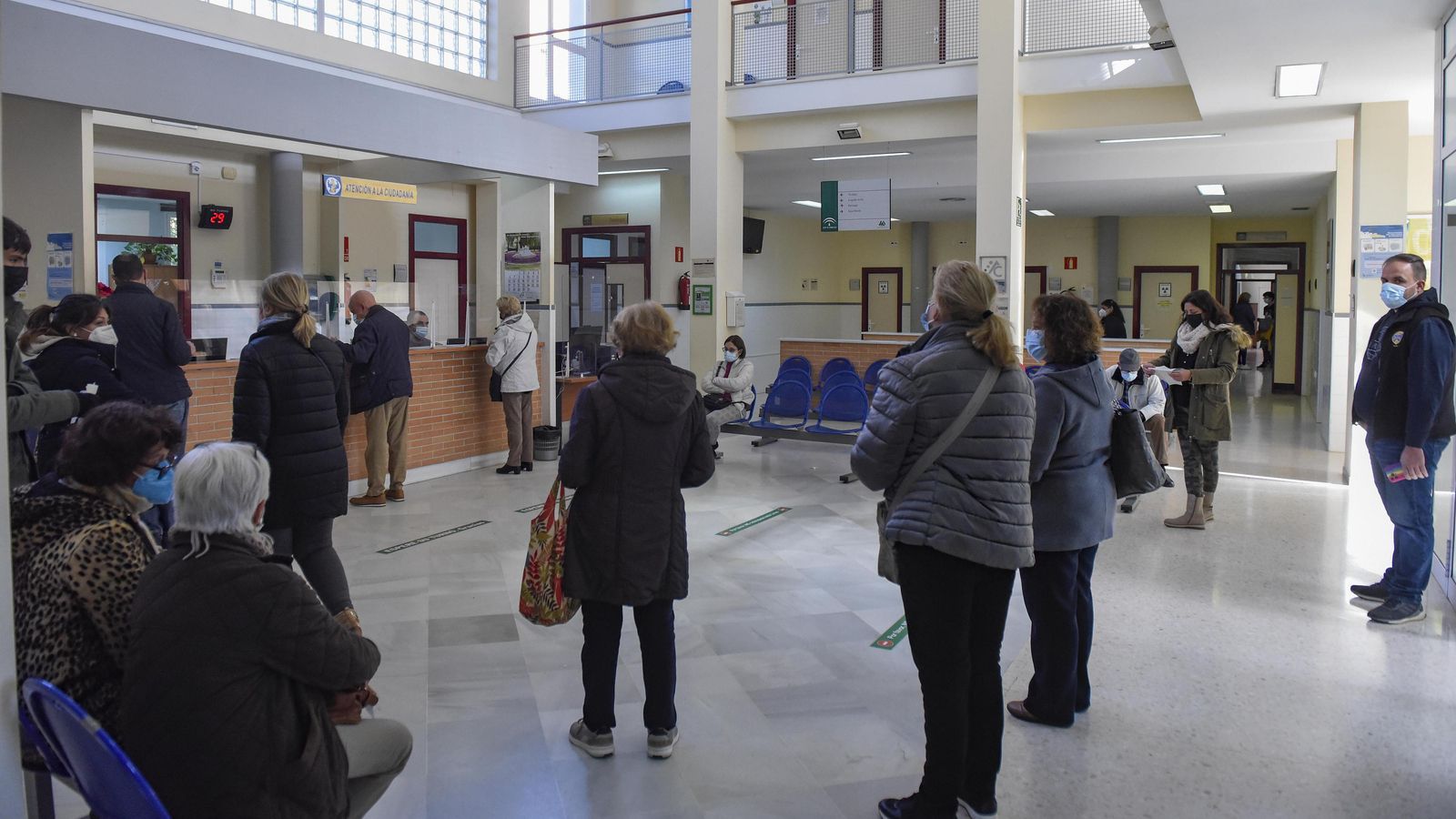Varias personas hacen cola para ser atendidos en el mostrador de un centro de salud de la capital.