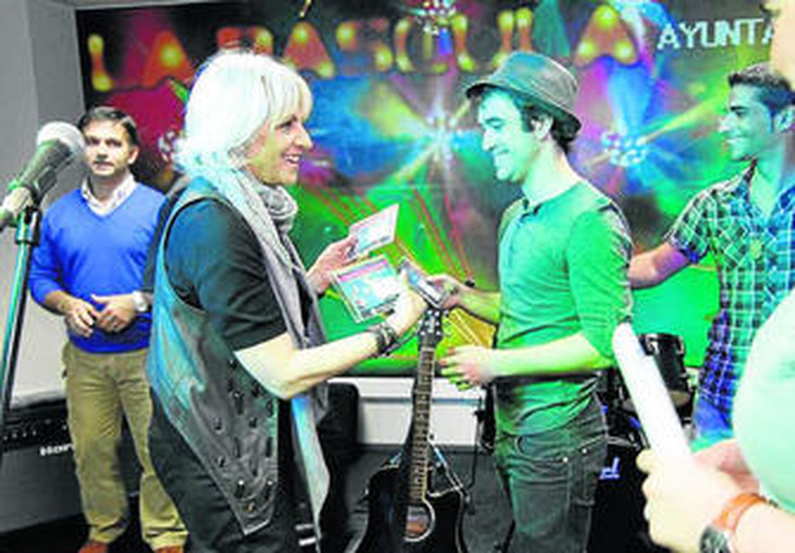 La alcaldesa, en una de las entregas a los grupos.