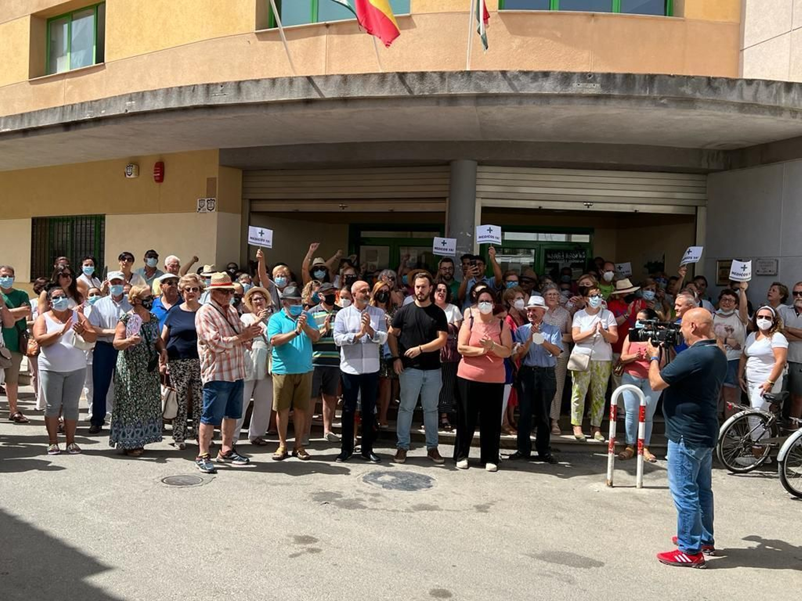 Imagen de la concentración a las puertas del centro de salud de Fuente Vaqueros