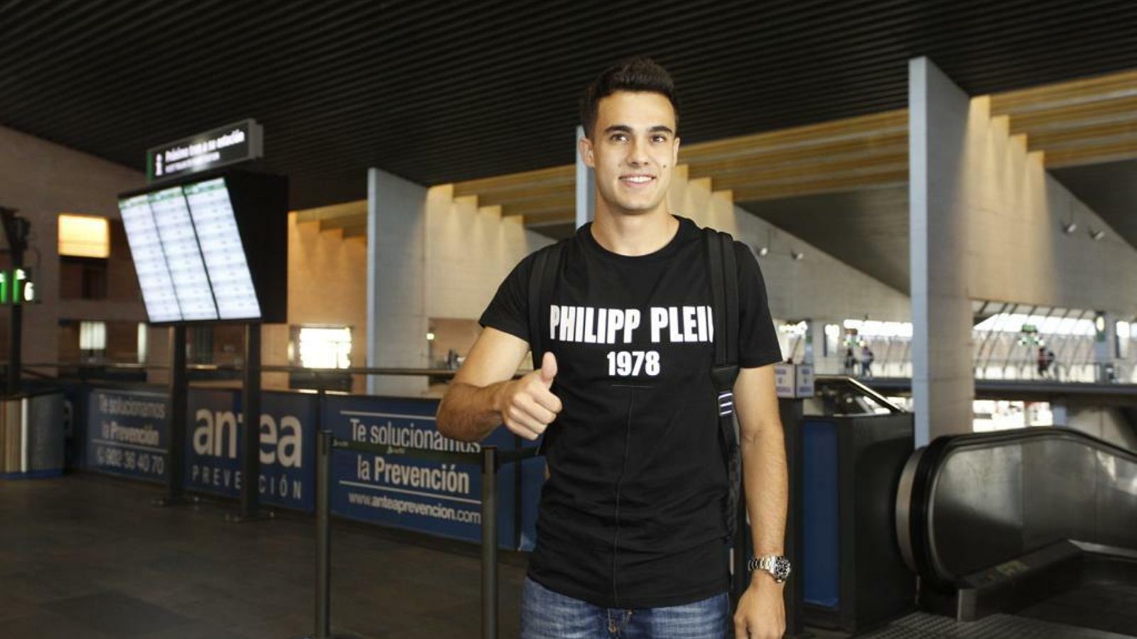 Reguilón a su llegada a la estación de Santa Justa.