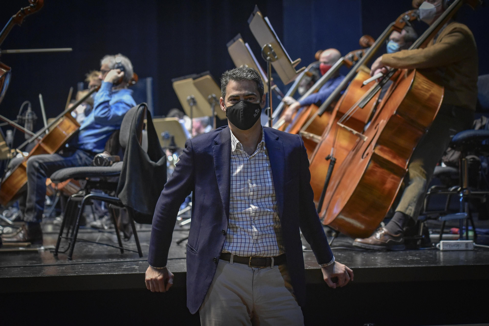 Pedro Vázquez con la ROSS en el Maestranza durante la grabación del disco sobre música de cine.
