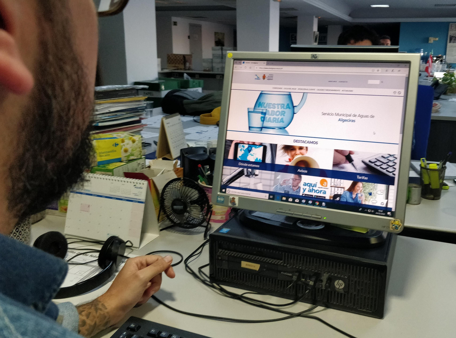 Un usuario consulta la nueva web de Emalgesa