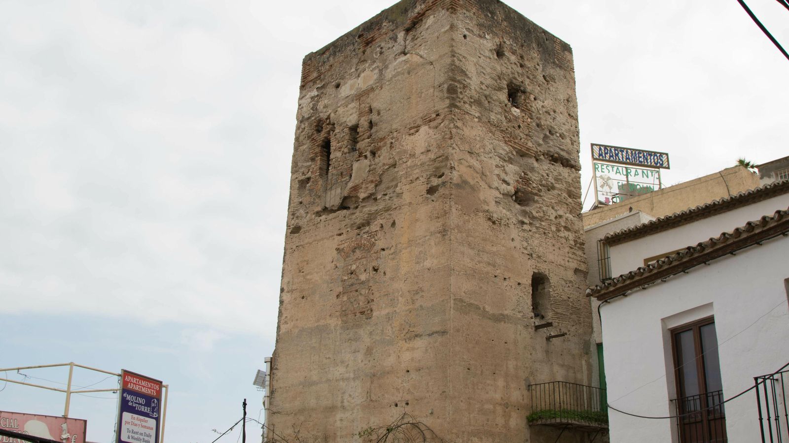 La torremolinense Torre de Los Molinos no le quita ojo al visitante británico. La torremolinense Torre de Los Molinos no le quita ojo al visitante británico.
