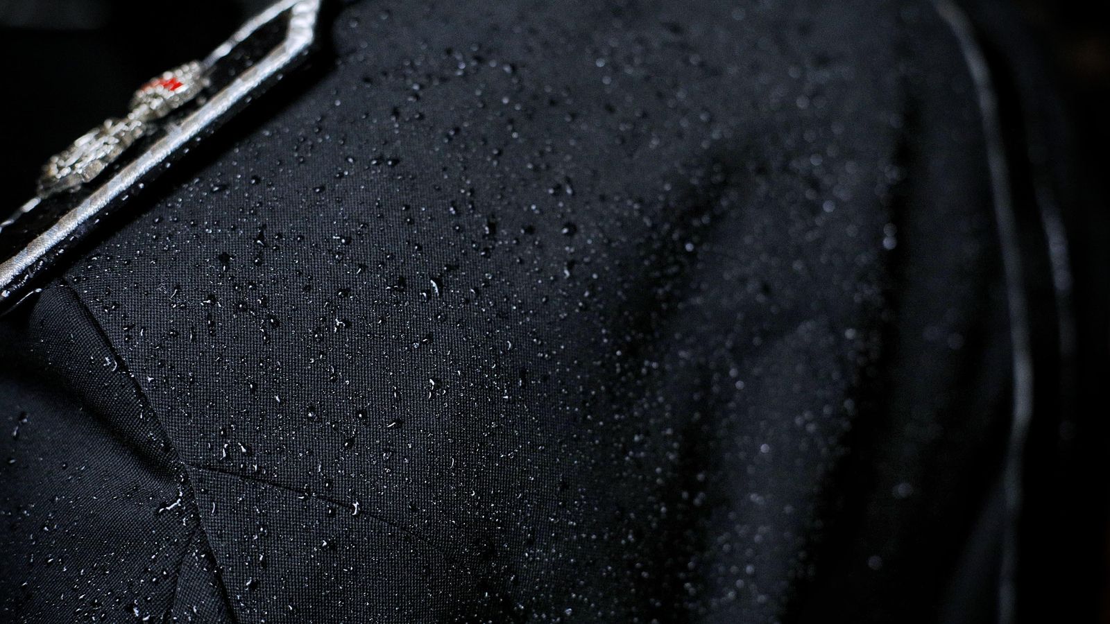 El uniforme de un músico empapado por la lluvia, este Viernes Santo en San Fernando.