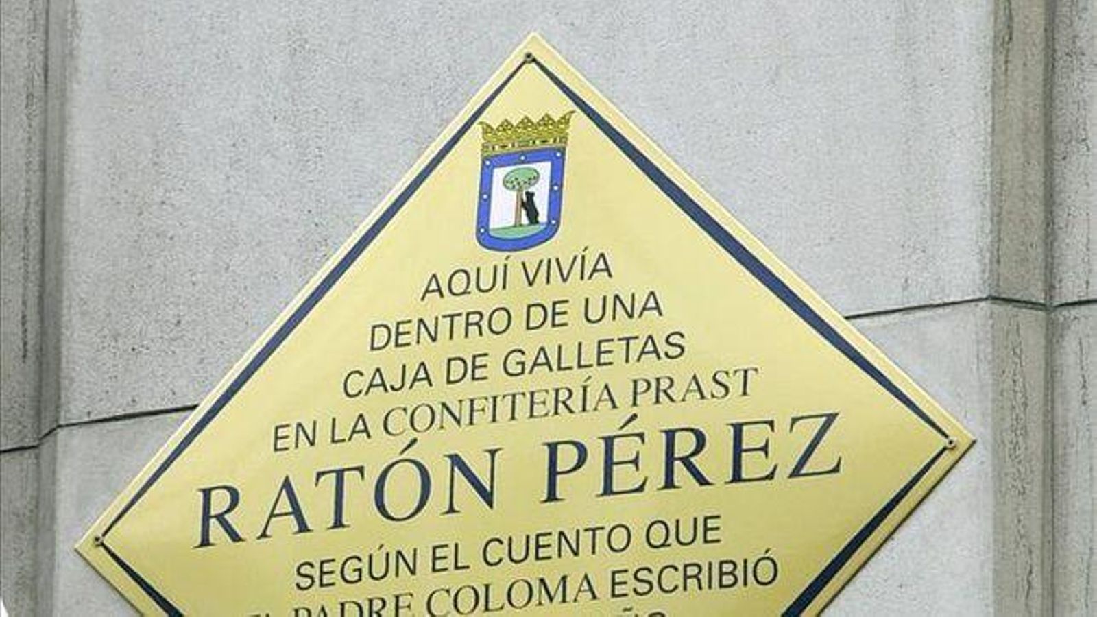 Placa que homenajea al Ratón Pérez, en Madrid.