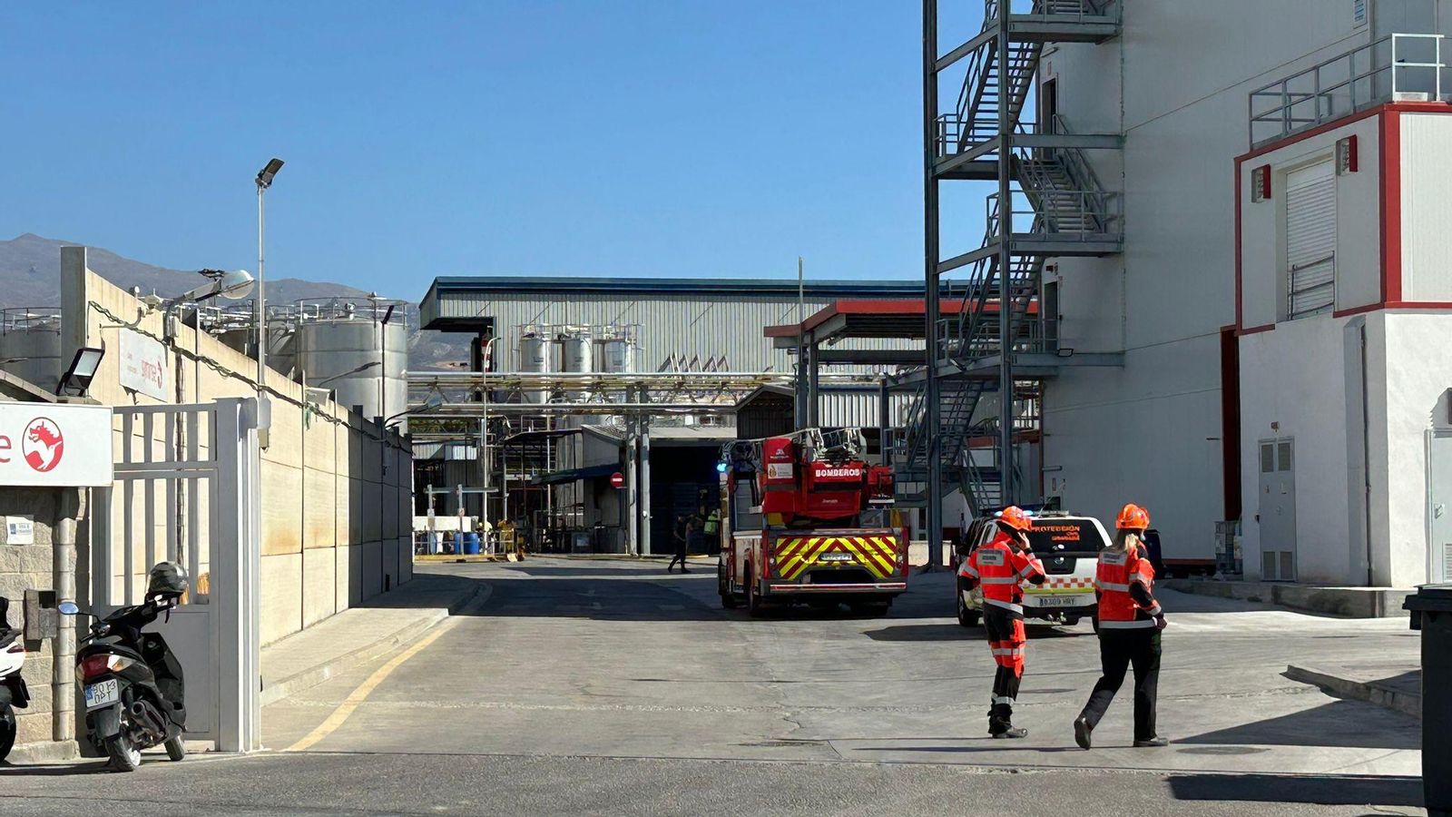 Bomberos de Granada en las instalaciones de la fábrica de perfumes de Armilla