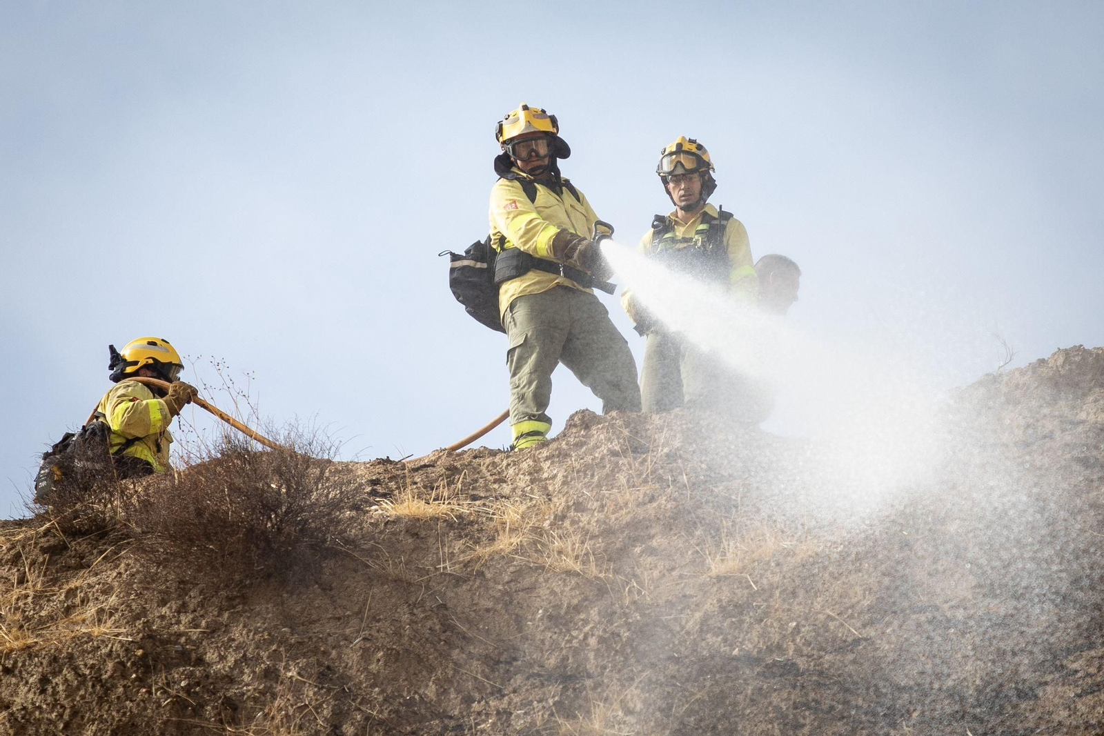 Operativos del Infoca trabajan para extinguir el fuego.
