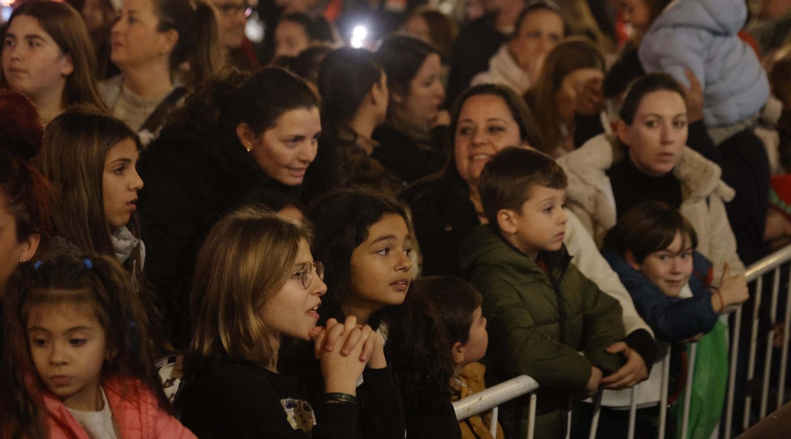 Fotos del heraldo de los Reyes Magos y su corte de beduinos en Algeciras