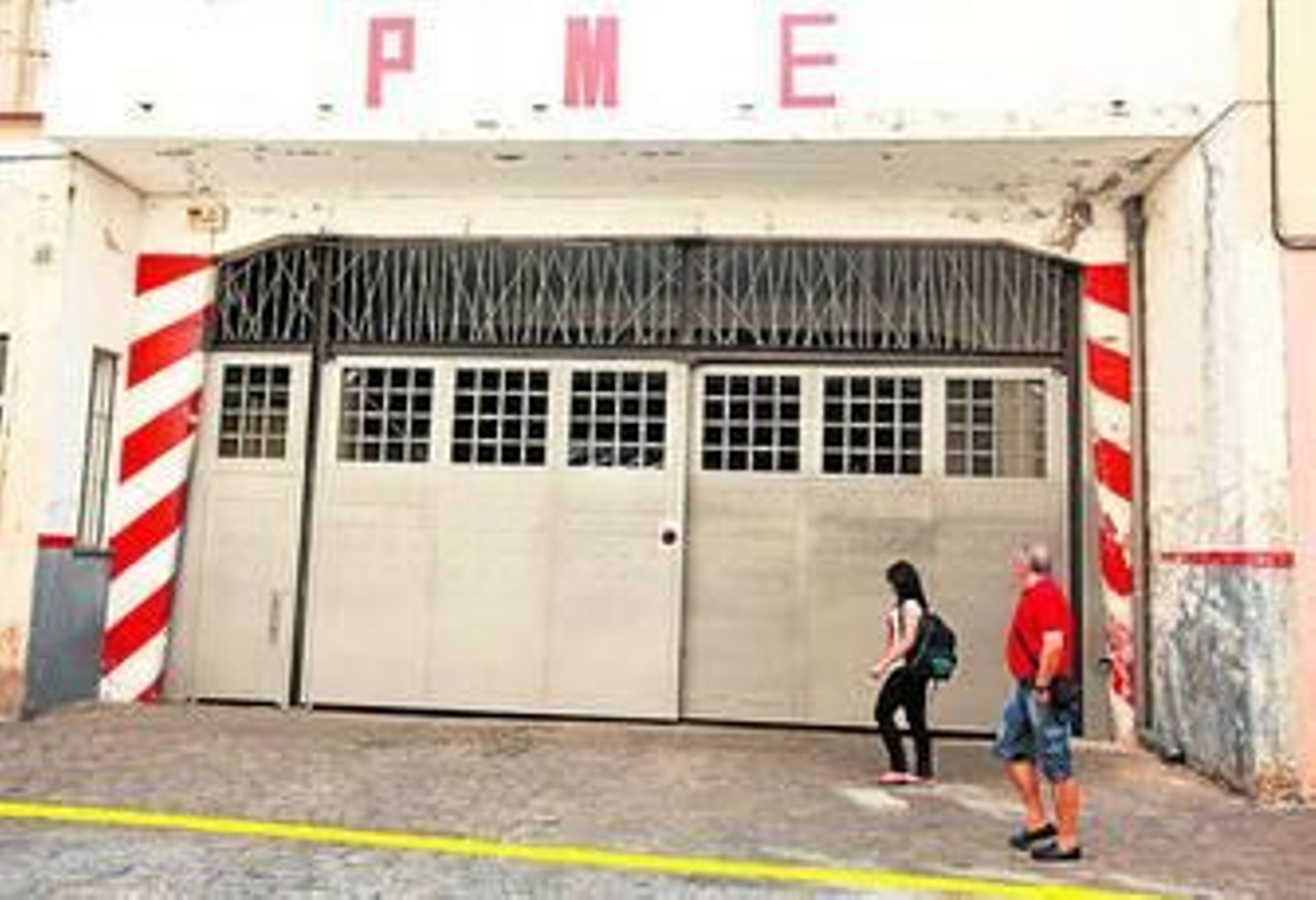 Puerta de acceso al Parque Movil, en cuyo interior se aloja el depósito de droga.